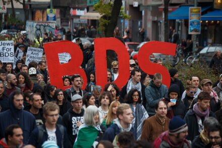 המאבק למען BDS נותן מקום רחב לפזורה. הפגנה בקרויצברג, ברלין, ב-1 במאי 2017 (צילום: Montecruz Foto, CC BY-SA 2.0)