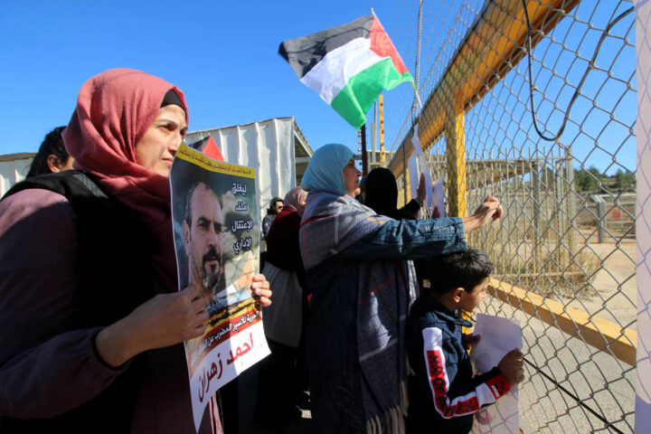משפחות אסירים מפגינות מחוץ לכלא עופר שבגדה המערבית, בדצמבר 2019 (צילום: אחמד אל-באז / אקטיבסטילס)