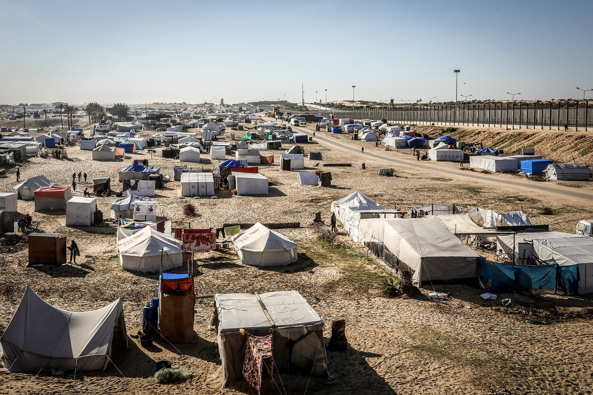 החיים באוהל הם סיוט. עיר אוהלים ליד הגבול בין רפיח למצרים (צילום: עבד רחים ח'טיב / פלאש 90)