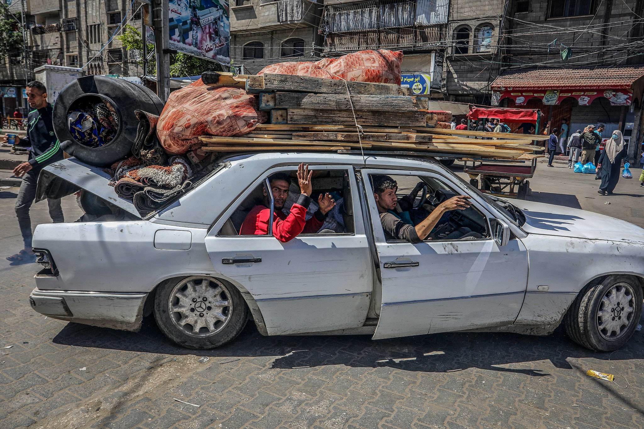"הרחובות היו עמוסים, כולם ברחו". פלסטינים נמלטים מאזור הקרבות ברפיח (צילום: עבד רחים ח'טיב / פלאש 90)