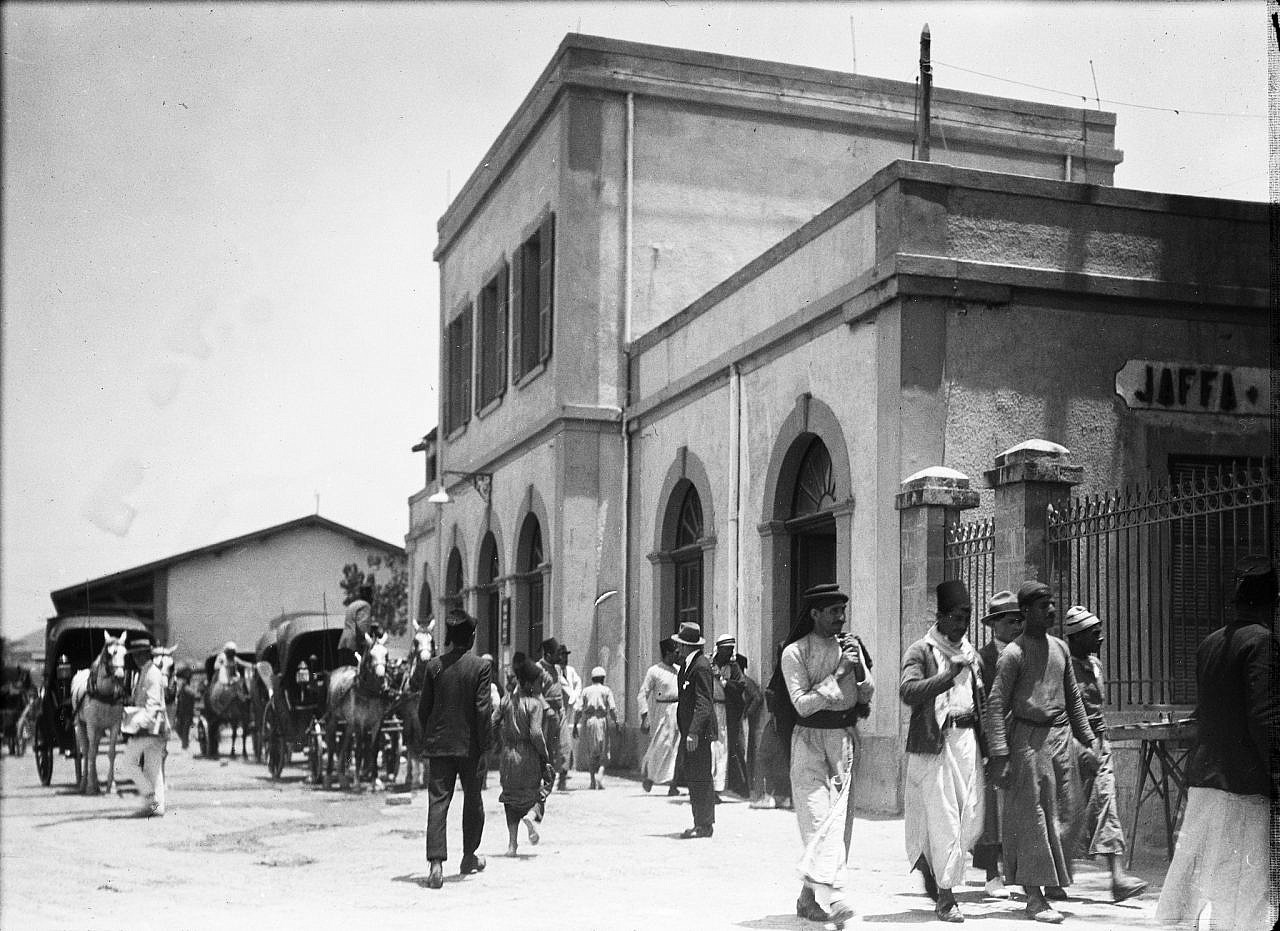 הכניסה לתחנת הרכבת ביפו, בתחילת שנות ה-20 של המאה ה-20 (צילום: Frank Scholten/Wikimedia Commons)