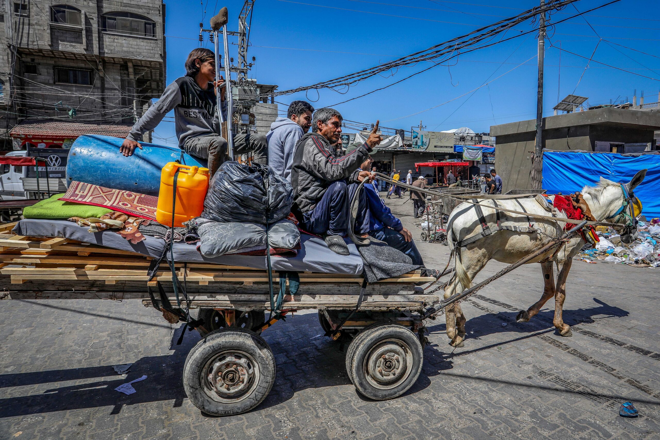 פלסטינים עוזבים את רפיח, ב-8 במאי 2024 (צילום: עבד רחים ח'טיב / פלאש90)