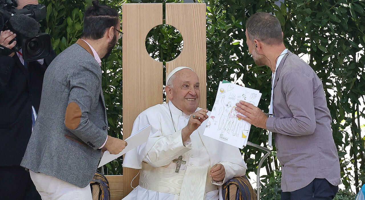 ינון מעוז ועזיז אבו שרה בכנס שלום עם האפיפיור פרנציסקוס באיטליה, מאי 2023 (צילום: Nigrizia)