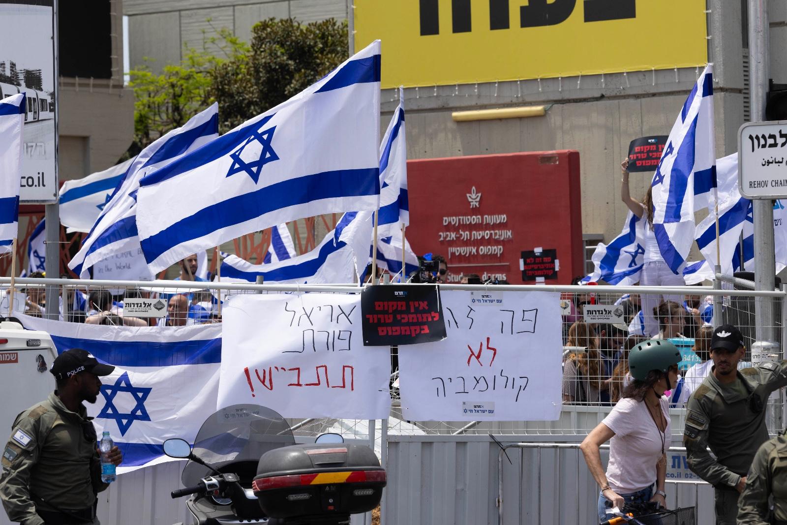 הפגנת ימין קיצוני מול הטקס לציון יום הנכבה, בכניסה לאוניברסיטת תל אביב, ב-15 במאי 2024 (צילום: אורן זיו)