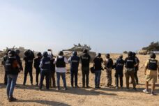 עיתונאים מתעדים כוחות צבא סמוך לגבול עם עזה, באוקטובר 2023 (צילום: אורן זיו)