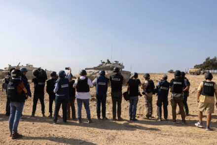 עיתונאים מתעדים כוחות צבא סמוך לגבול עם עזה, באוקטובר 2023 (צילום: אורן זיו)