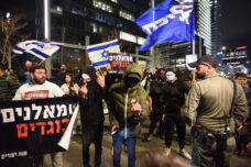 מפגיני ימין מול הפגנה נגד ההפיכה המשפטית בתל אביב, ב-18 במרץ 2023 (צילום: גילי יערי / פלאש90)