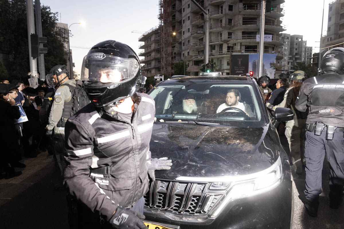 בן גביר "שכח" לגנות את המחאה. רכבו של השר יצחק גולדקנופף לאחר שהותקף במחאה נגד הגיוס בירושלים, 30 ביוני 2024 (צילום: אורן זיו)