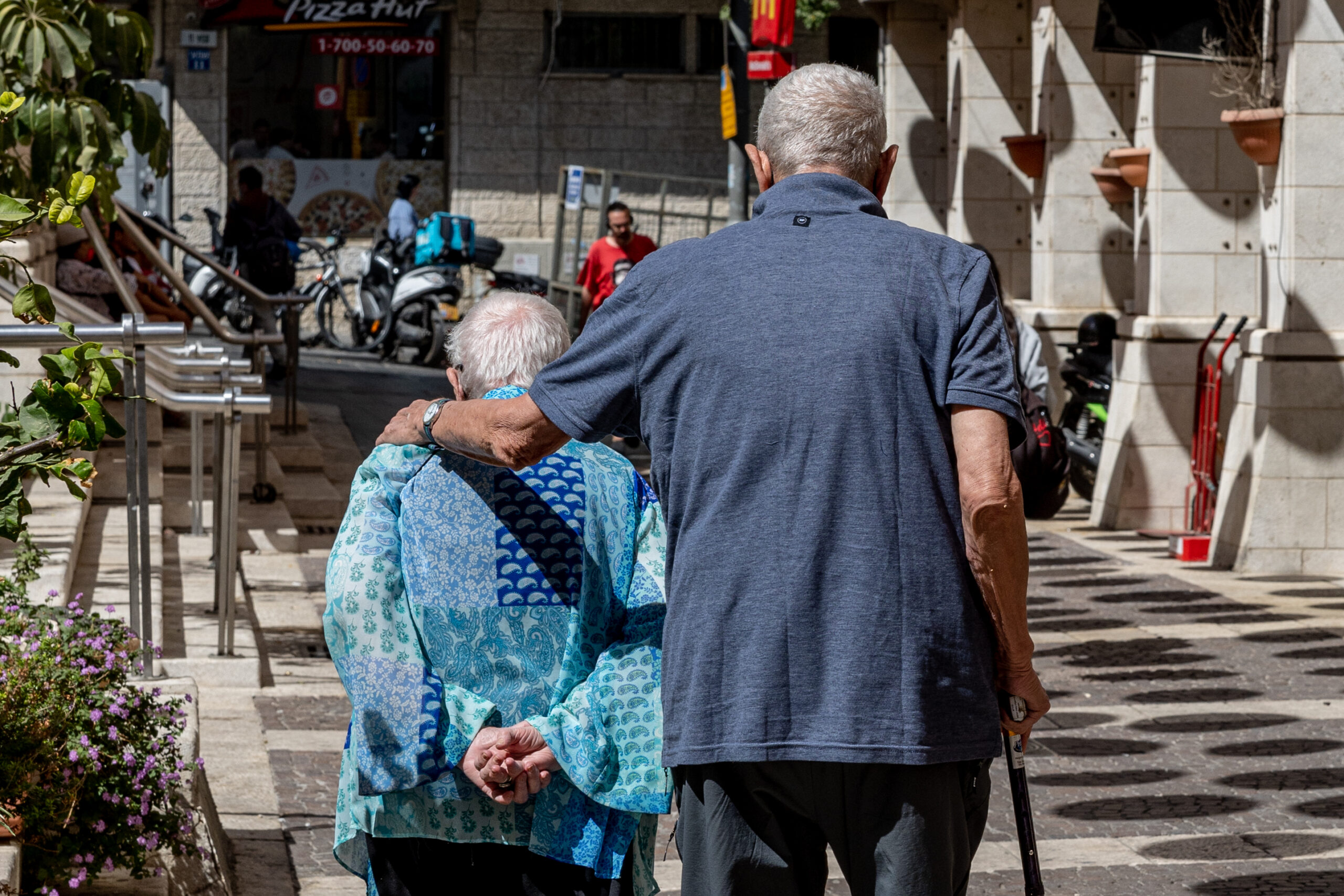קשישים בירושלים, ב-2022 (צילום אילוסטרציה: נתי שוחט / פלאש90). למצולמים אין קשר לכתבה