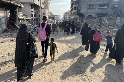 פלסטינים בורחים משכונת א-רימאל בעיר עזה, אחרי שהצבא הוציא הוראת פינוי לתושבים, ב-8 ביולי 2024 (צילום: פריאל עבדו)
