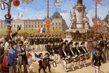 מצעד גדודי בתי הספר בכיכר הרפובליקה בפריז, ב-14 ביולי 1883 (ליתוגרפיה: Romanet & Cie, באדיבות Musée Carnavalet)